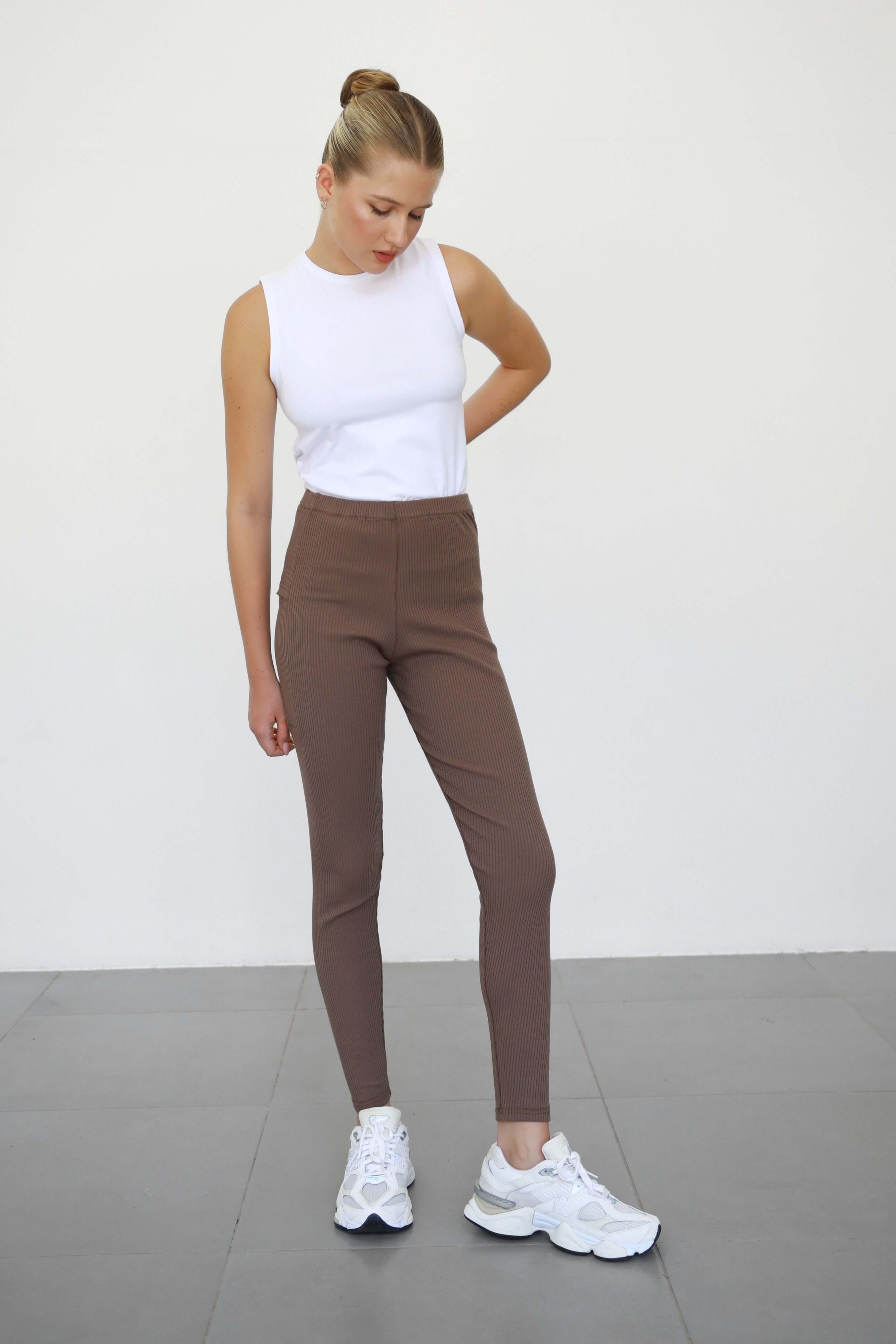 Ribbed Leggings With Pockets - Mocha – RUSH & REEZ
